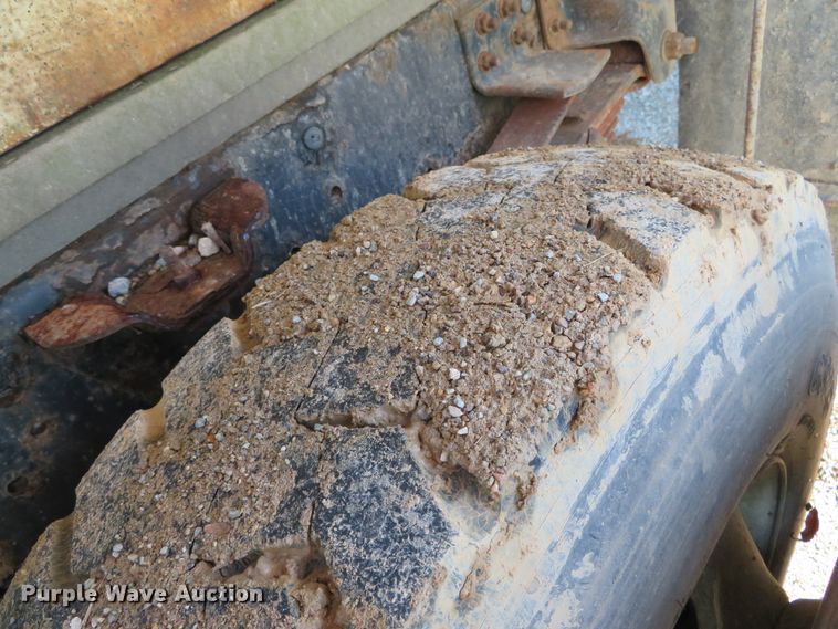 image for item DH3981 2004 Chevrolet C7500  fertilizer delivery truck