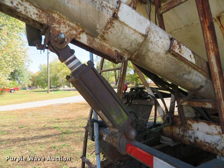 image for item DH3981 2004 Chevrolet C7500  fertilizer delivery truck