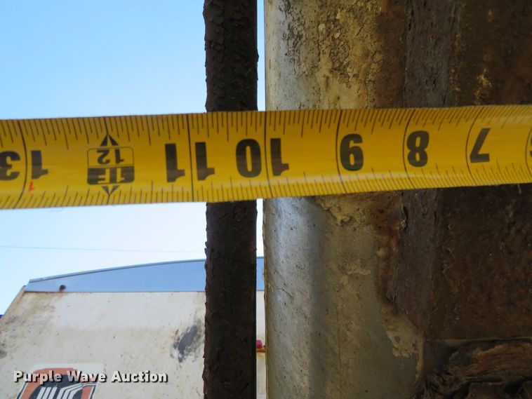 image for item DH3981 2004 Chevrolet C7500  fertilizer delivery truck