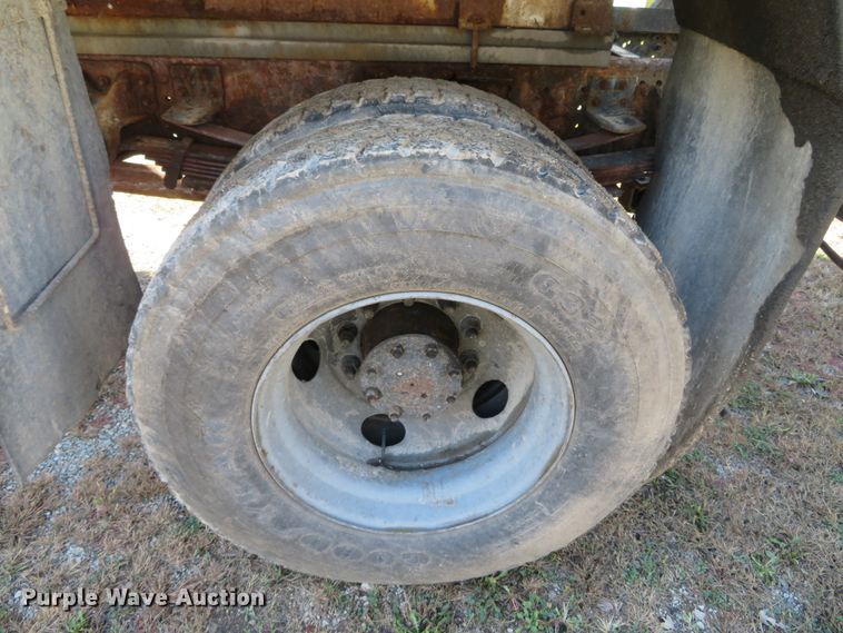 image for item DH3981 2004 Chevrolet C7500  fertilizer delivery truck