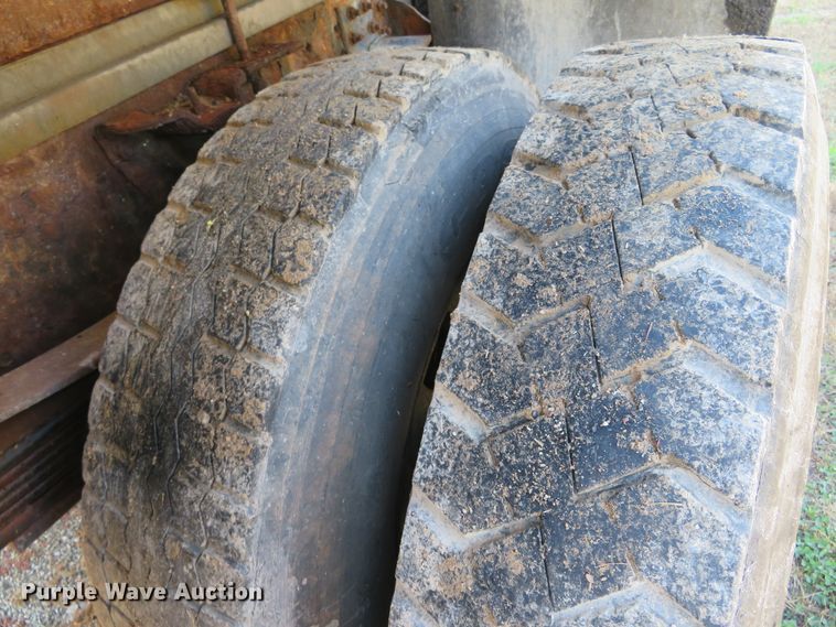 image for item DH3981 2004 Chevrolet C7500  fertilizer delivery truck