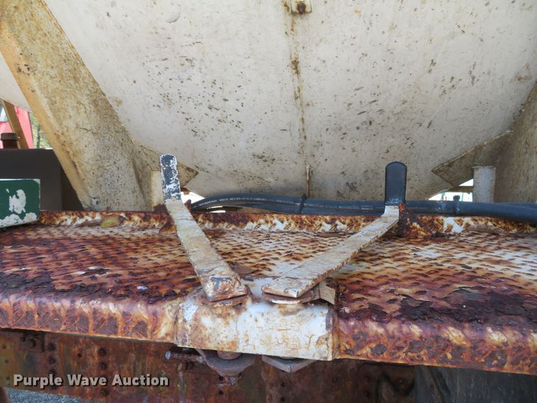 image for item DH3981 2004 Chevrolet C7500  fertilizer delivery truck