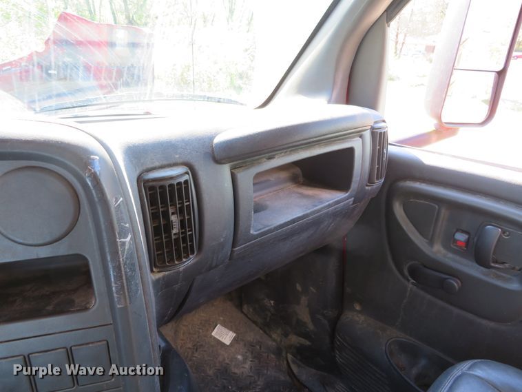 image for item DH3981 2004 Chevrolet C7500  fertilizer delivery truck