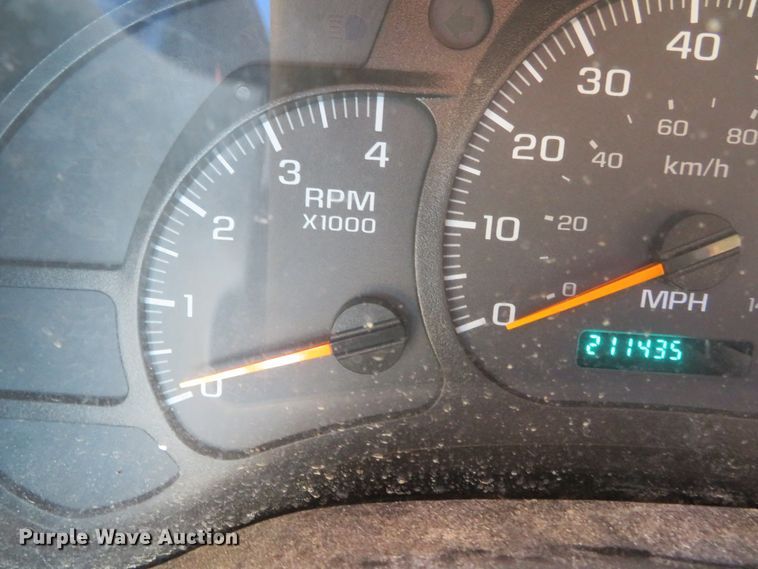 image for item DH3981 2004 Chevrolet C7500  fertilizer delivery truck