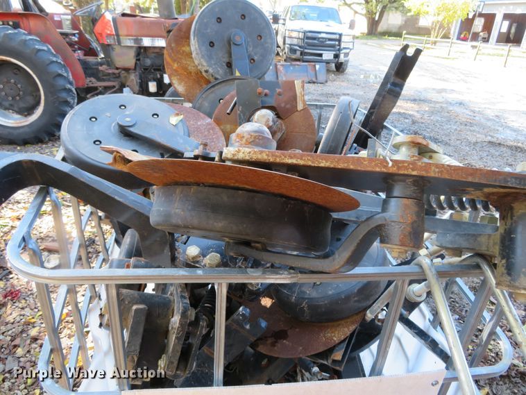 image for item DH3992 (16) liquid fertilizer row units