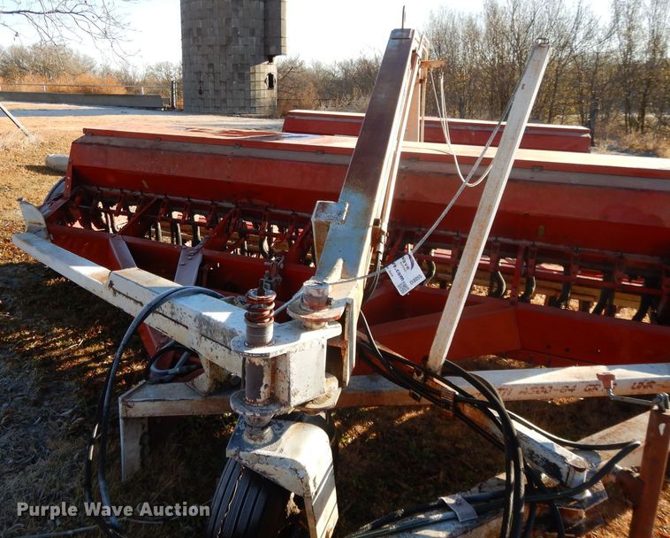 image for item DI8055 (2) International 5100 grain drills