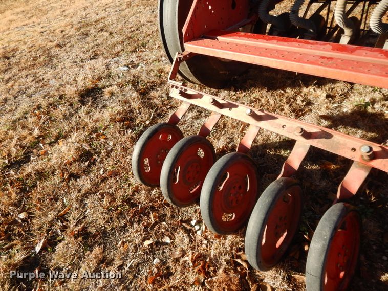 image for item DI8055 (2) International 5100 grain drills