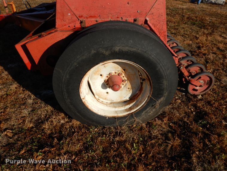 image for item DI8055 (2) International 5100 grain drills