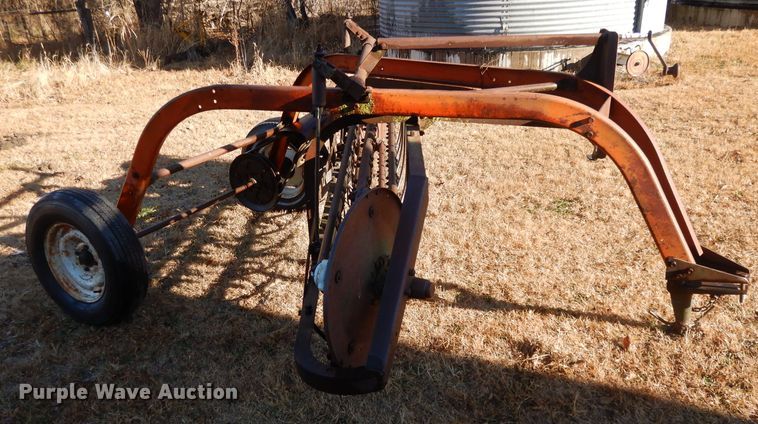 image for item DI8057 New Idea 402 hay rake