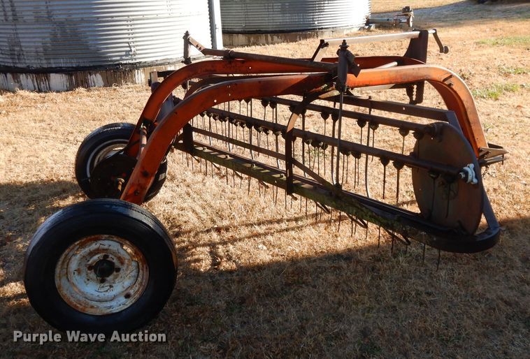 image for item DI8057 New Idea 402 hay rake