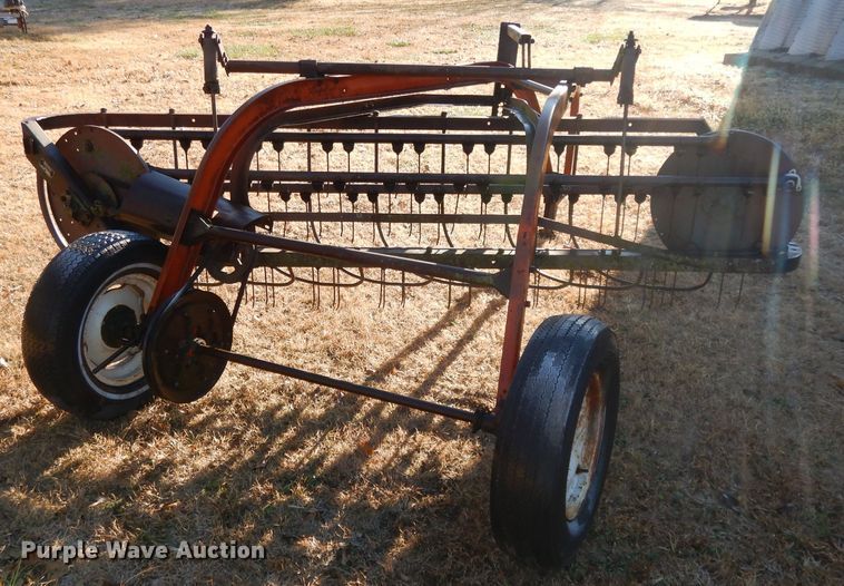 image for item DI8057 New Idea 402 hay rake