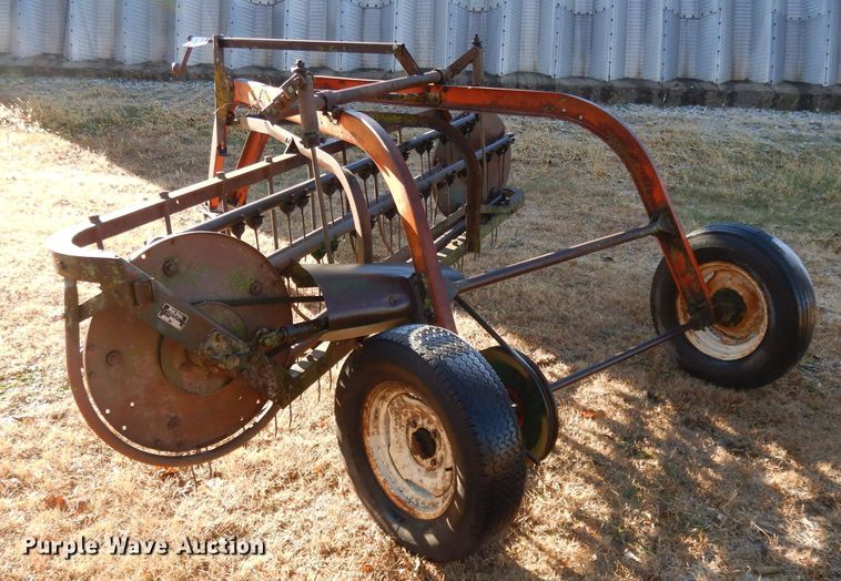 image for item DI8057 New Idea 402 hay rake