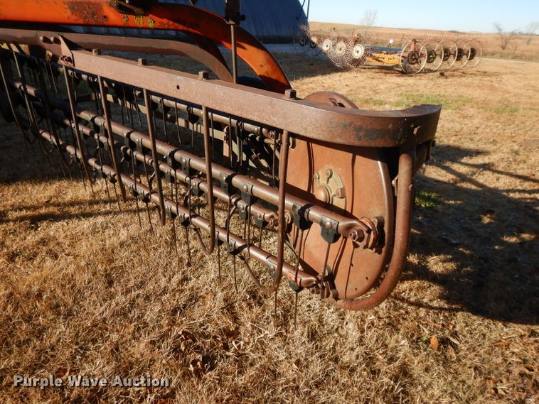 image for item DI8057 New Idea 402 hay rake