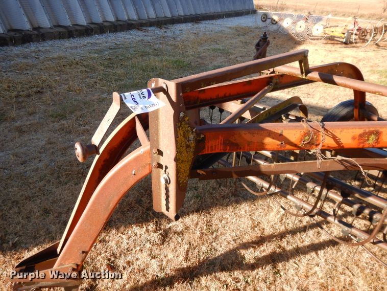 image for item DI8057 New Idea 402 hay rake