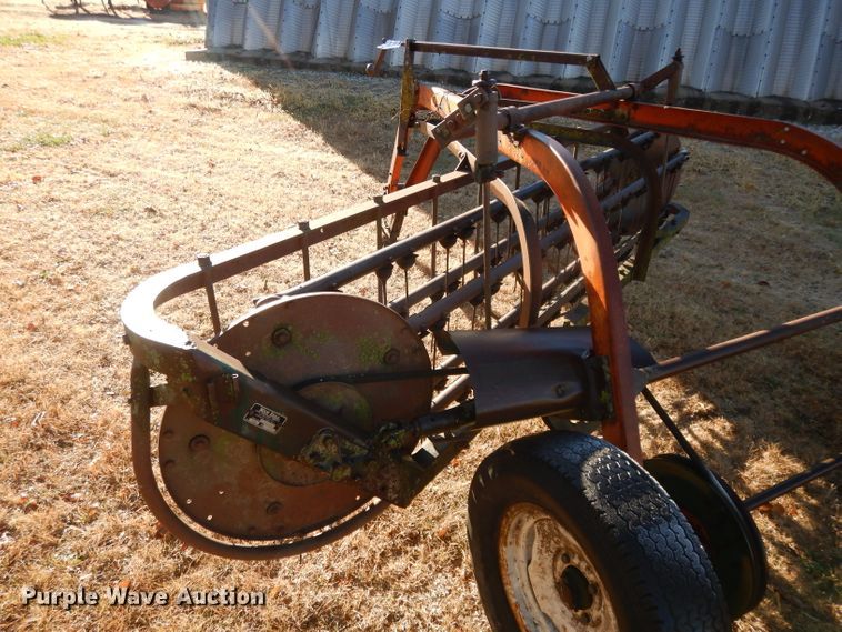 image for item DI8057 New Idea 402 hay rake