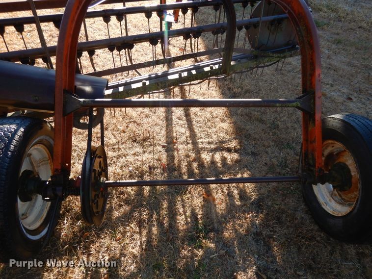 image for item DI8057 New Idea 402 hay rake
