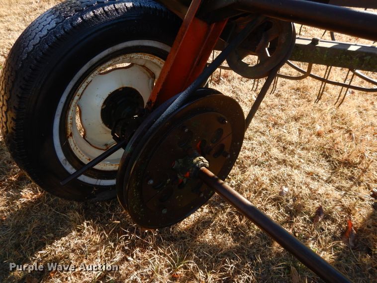 image for item DI8057 New Idea 402 hay rake