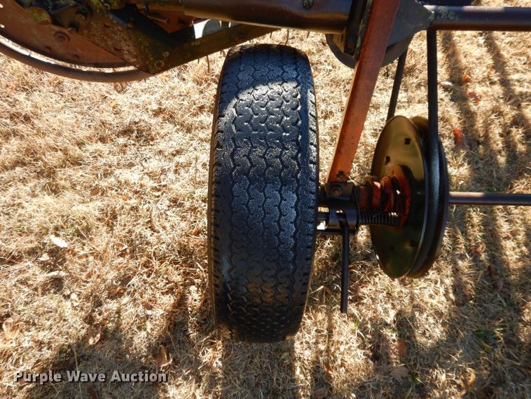 image for item DI8057 New Idea 402 hay rake