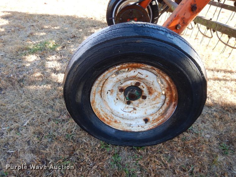 image for item DI8057 New Idea 402 hay rake