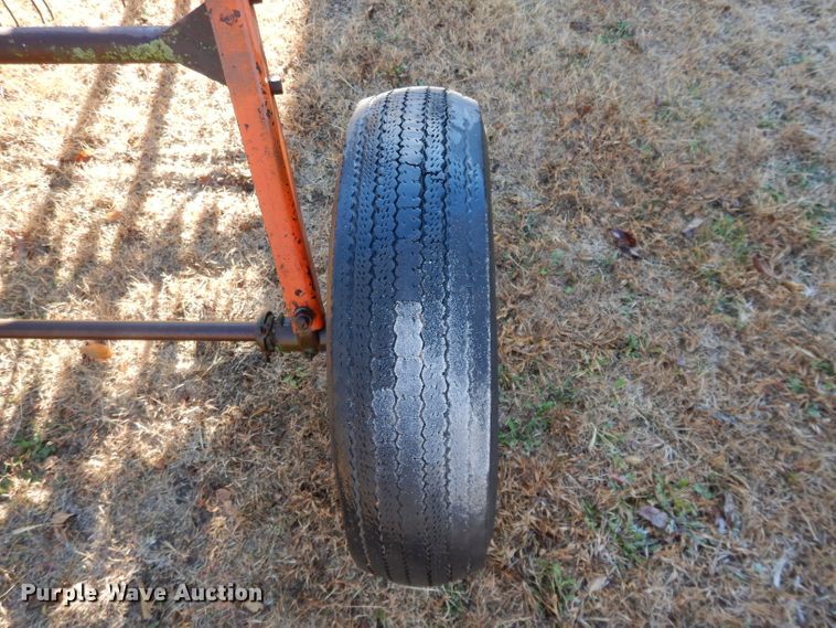 image for item DI8057 New Idea 402 hay rake