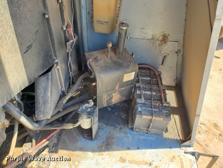 image for item DJ3149 1998 Gleaner R62 75th Anniversary RWA combine