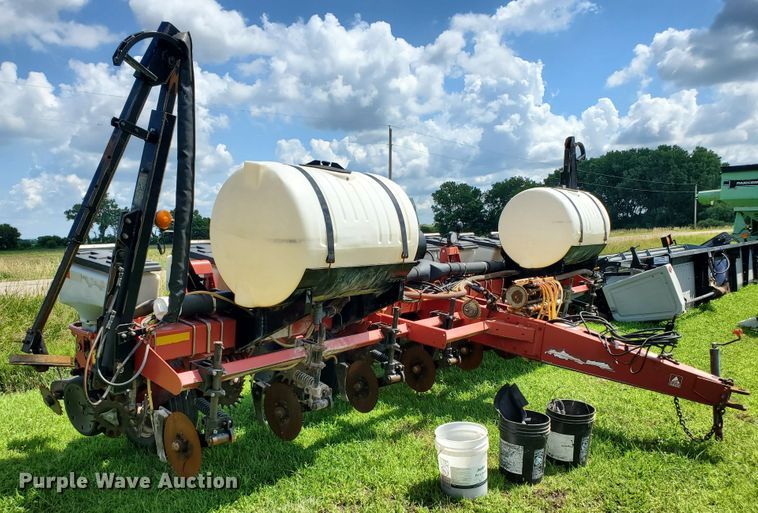 image for item DJ3153 2006 White 8108 no-till planter