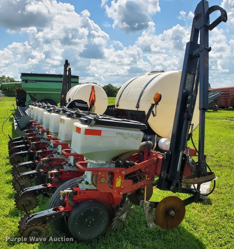 image for item DJ3153 2006 White 8108 no-till planter