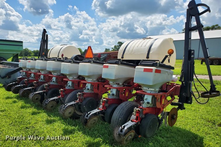 image for item DJ3153 2006 White 8108 no-till planter