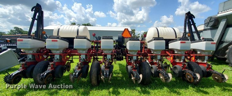 image for item DJ3153 2006 White 8108 no-till planter