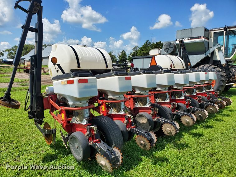 image for item DJ3153 2006 White 8108 no-till planter