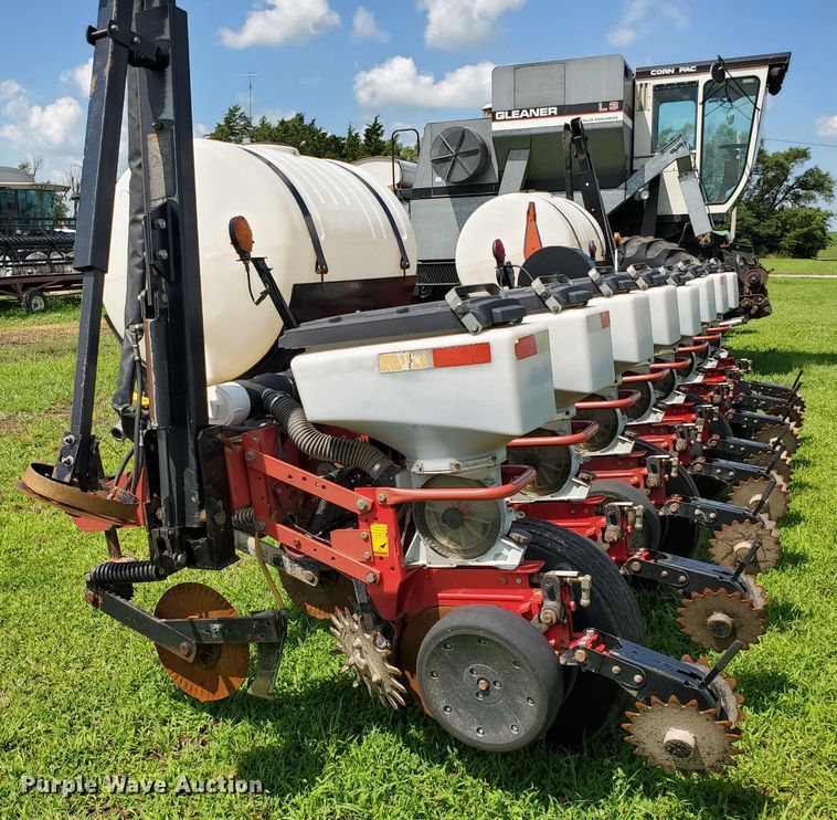 image for item DJ3153 2006 White 8108 no-till planter