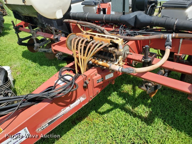 image for item DJ3153 2006 White 8108 no-till planter