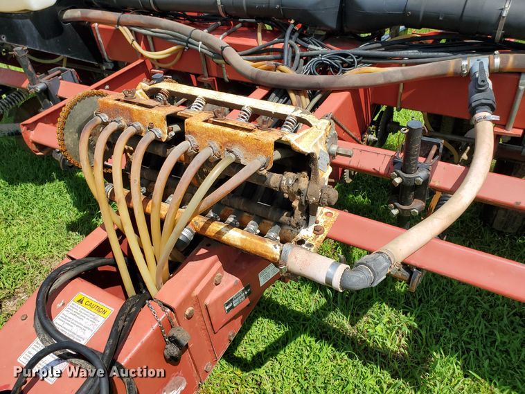 image for item DJ3153 2006 White 8108 no-till planter