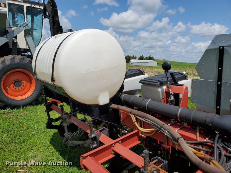 image for item DJ3153 2006 White 8108 no-till planter