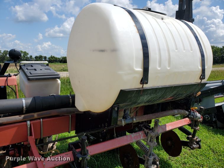 image for item DJ3153 2006 White 8108 no-till planter