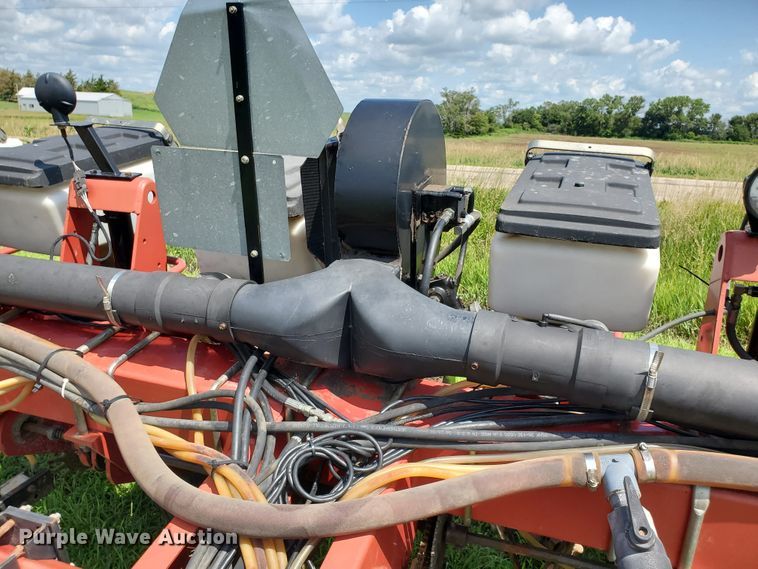 image for item DJ3153 2006 White 8108 no-till planter