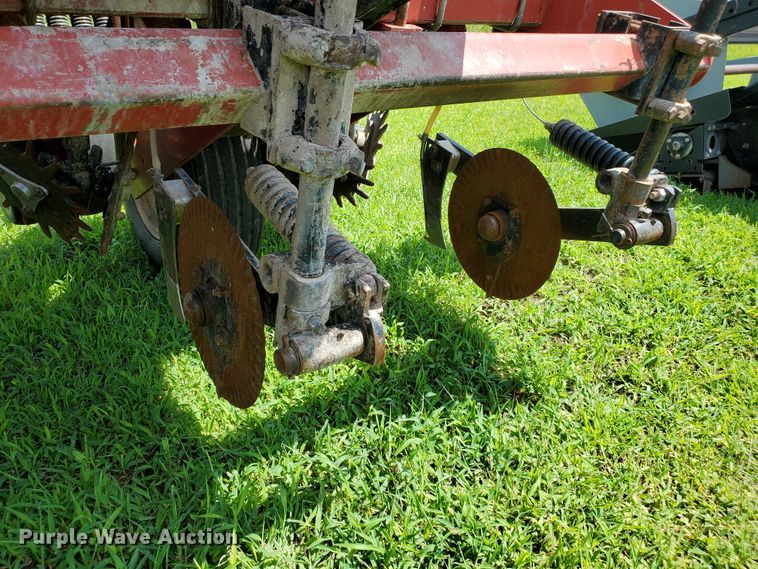 image for item DJ3153 2006 White 8108 no-till planter