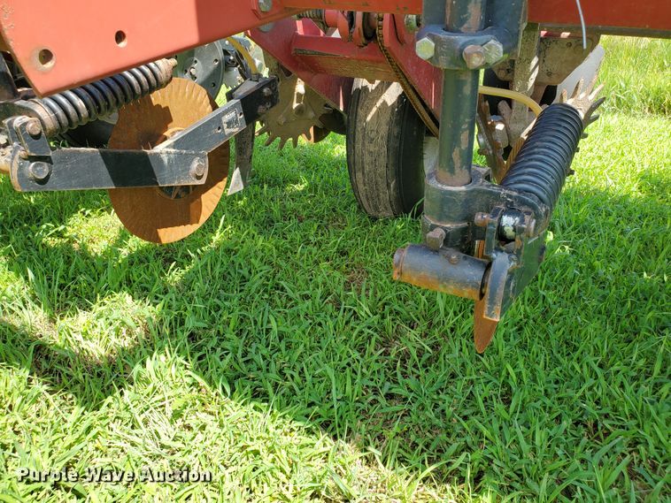 image for item DJ3153 2006 White 8108 no-till planter