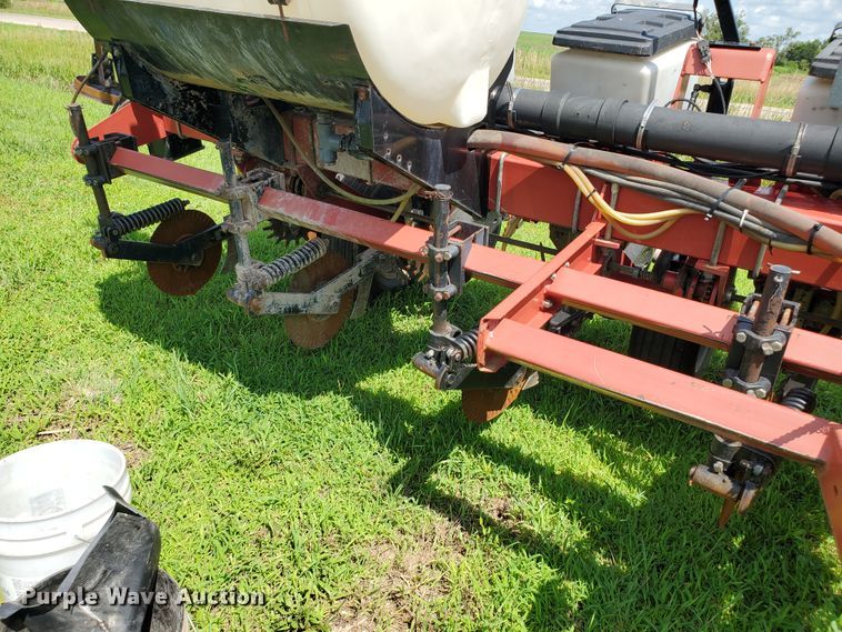 image for item DJ3153 2006 White 8108 no-till planter