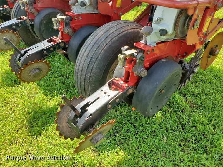 image for item DJ3153 2006 White 8108 no-till planter