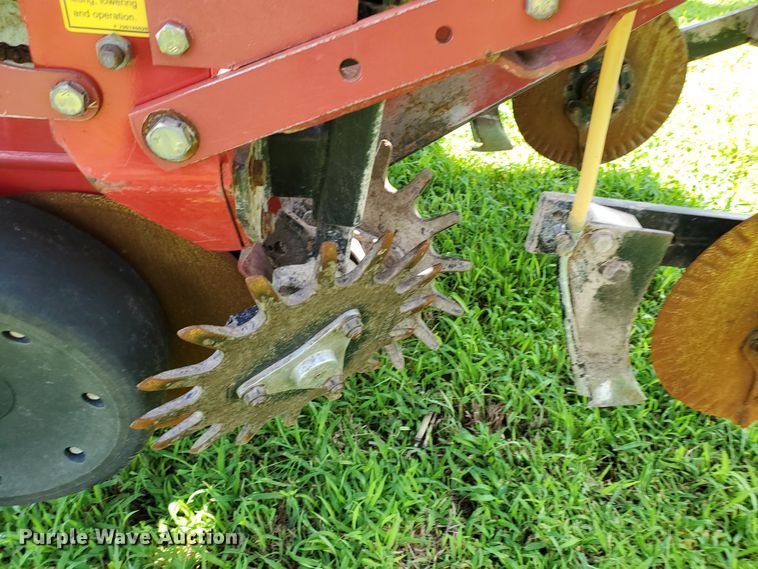 image for item DJ3153 2006 White 8108 no-till planter