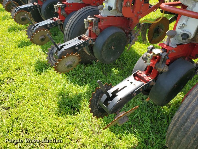 image for item DJ3153 2006 White 8108 no-till planter