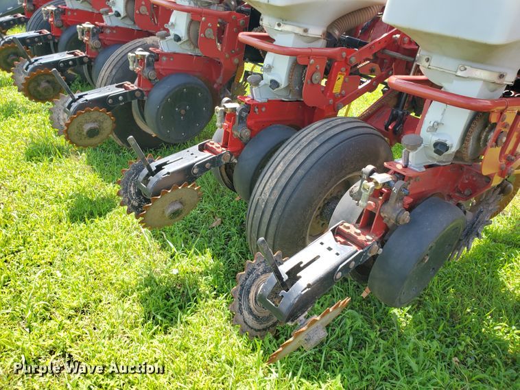 image for item DJ3153 2006 White 8108 no-till planter