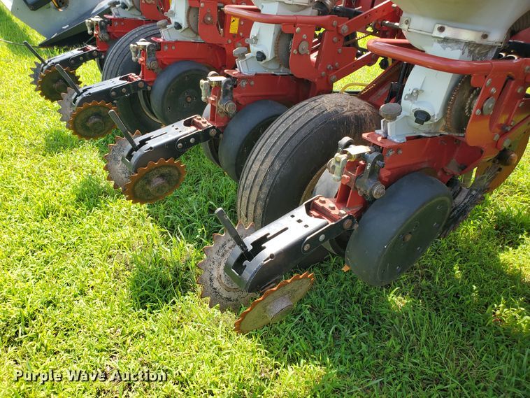 image for item DJ3153 2006 White 8108 no-till planter