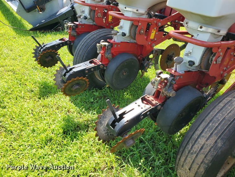 image for item DJ3153 2006 White 8108 no-till planter