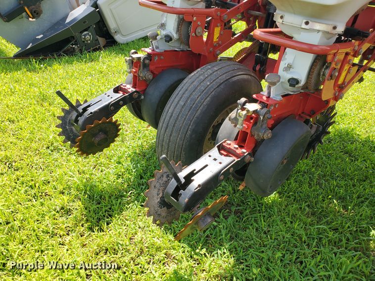 image for item DJ3153 2006 White 8108 no-till planter