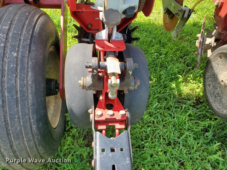 image for item DJ3153 2006 White 8108 no-till planter