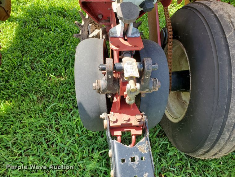 image for item DJ3153 2006 White 8108 no-till planter