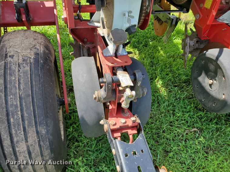 image for item DJ3153 2006 White 8108 no-till planter