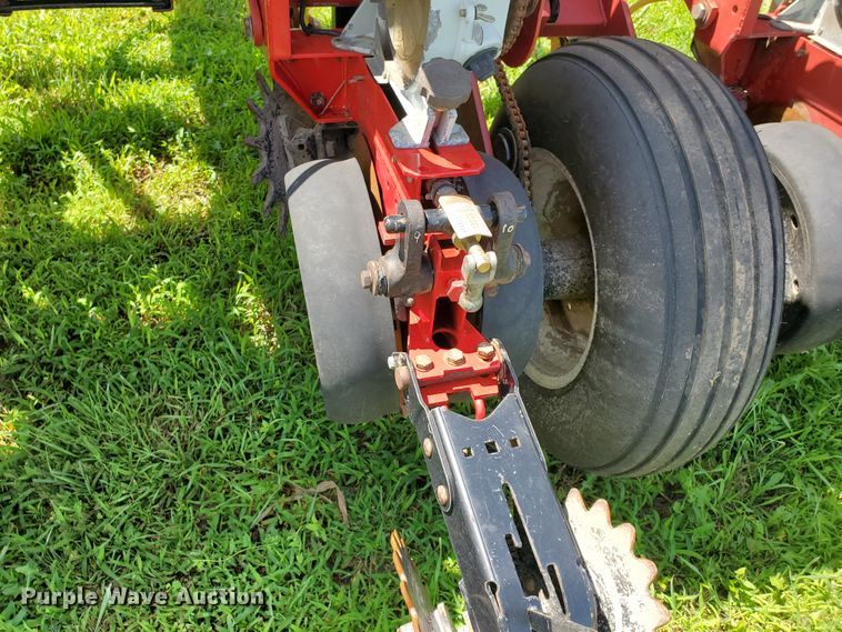 image for item DJ3153 2006 White 8108 no-till planter